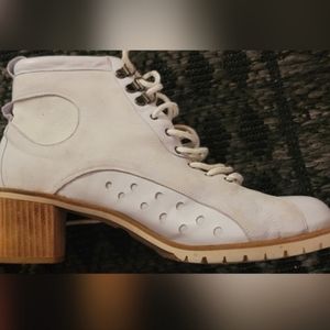 Donald J Pliner Booties Like New Y2K Winter White  Sz 8.5